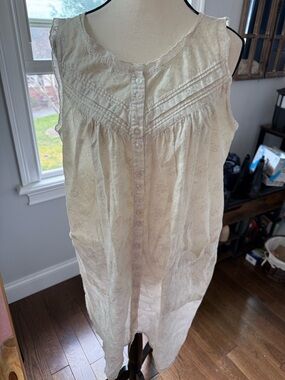 Vintage Stardust light Floral Lace night gown  Cream Sleeveless Button-Front
